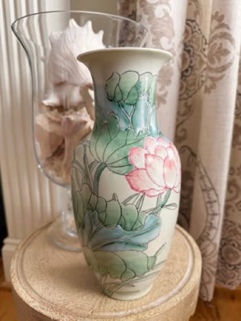 Stunning 10” vintage waterlilies vase